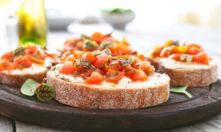 Pan con tomate sofrito y queso panela